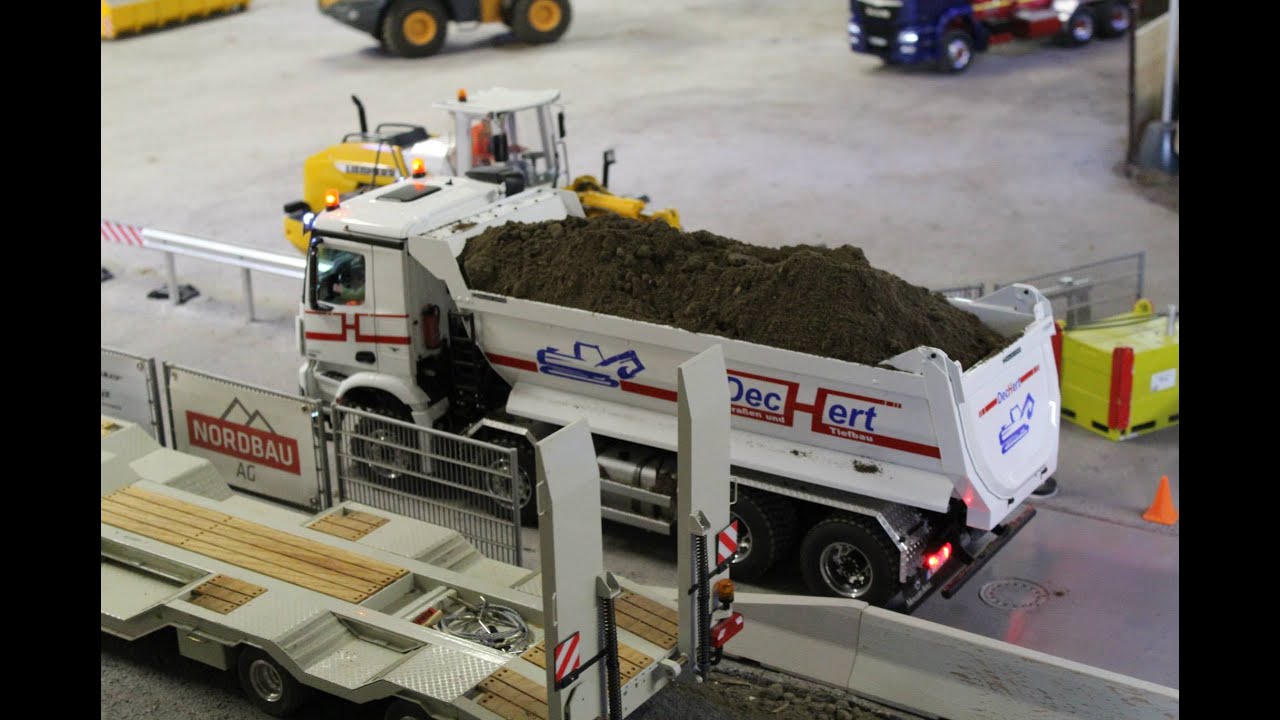 Arocs 8x8 halfpipe dumper at the new sieving plant