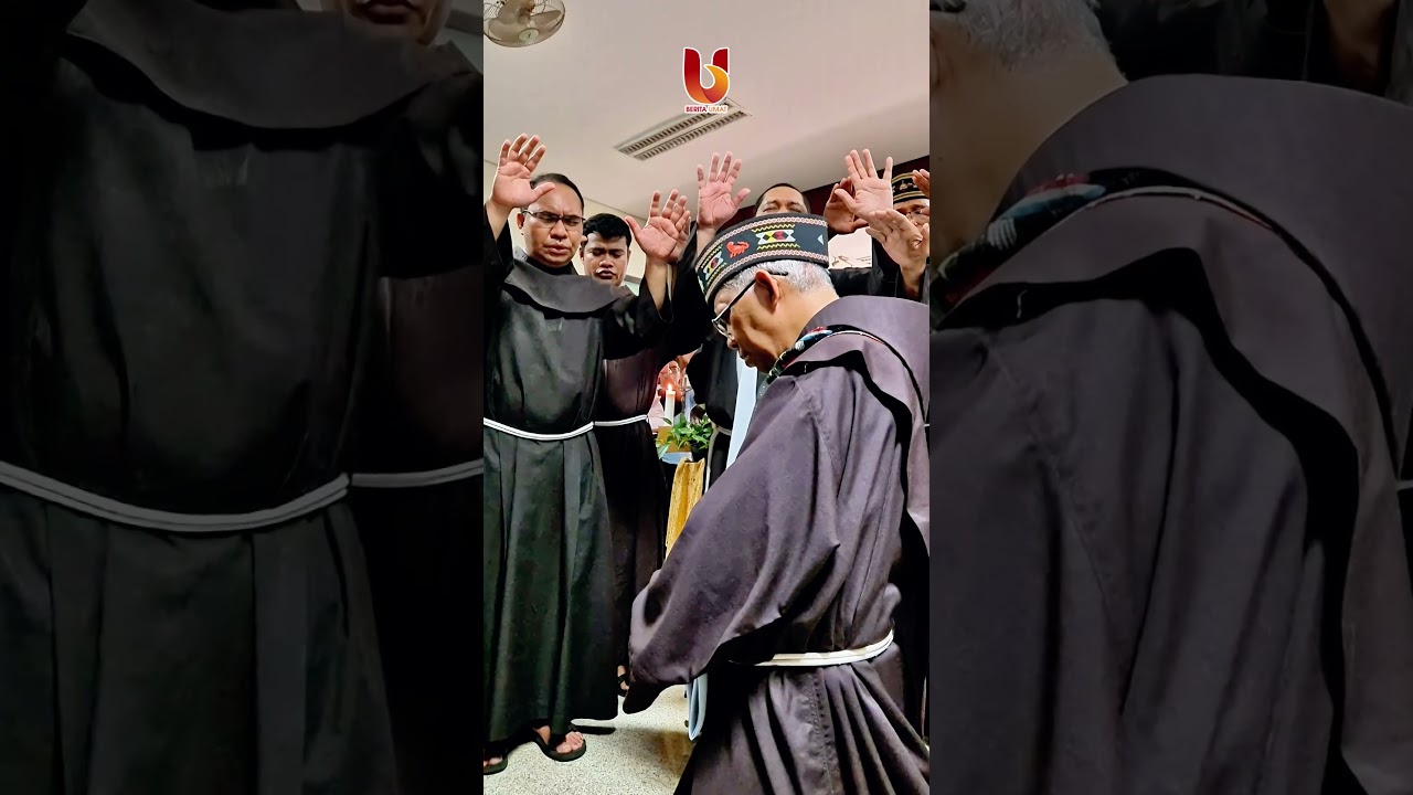 Monsinyur Paskalis menerima berkat Bapa Fransiskus dari Para Saudara Fransiskan