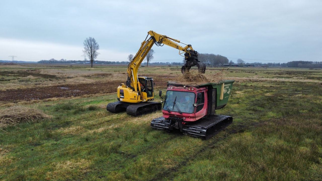 Riet afval laden slenk | Komatsu PC 138 en Pistenbully PB 200 | Moerasservice Noord