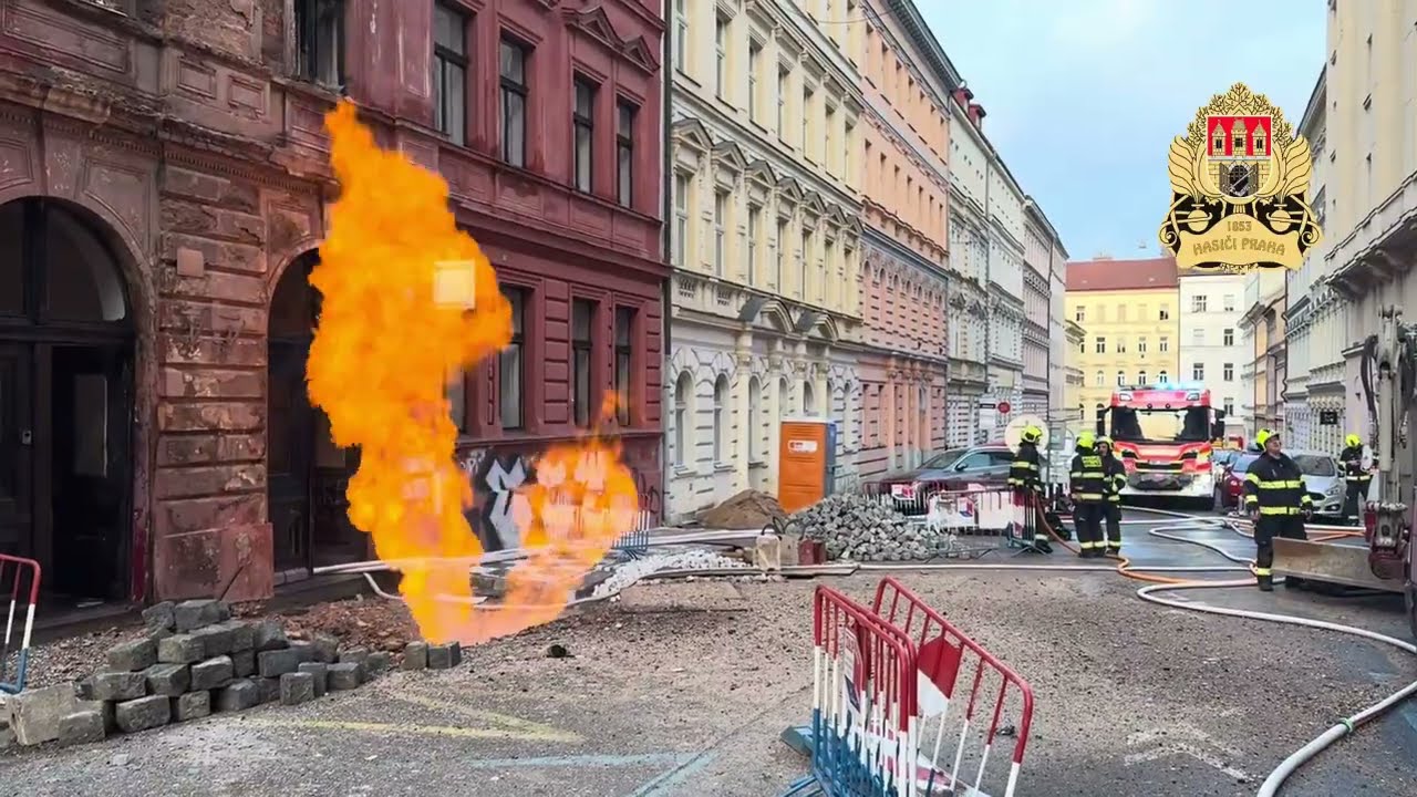 V Praze na Letné hořelo narušené plynové potrubí, plameny dosahovaly několika metrů