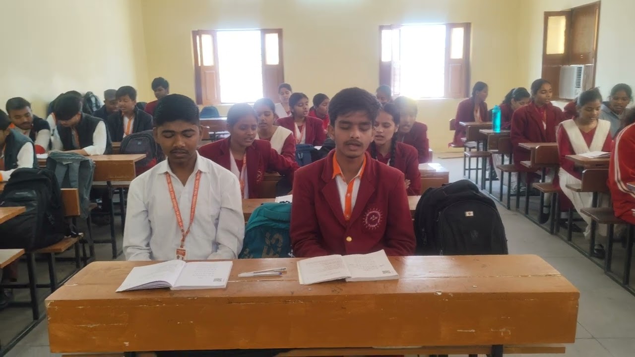 कवि- दुष्यंत कुमार के गजल का सामूहिक गान कक्षा 11वीं के छात्र-छात्राओं द्वारा ।