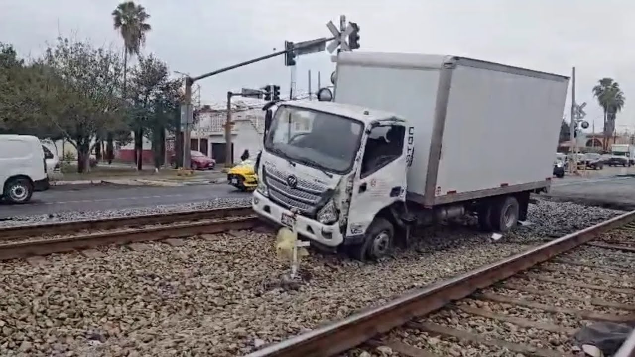 Conductor de Camioneta Sobrevive a Choque contra Tren en San Nicolás, Nuevo León