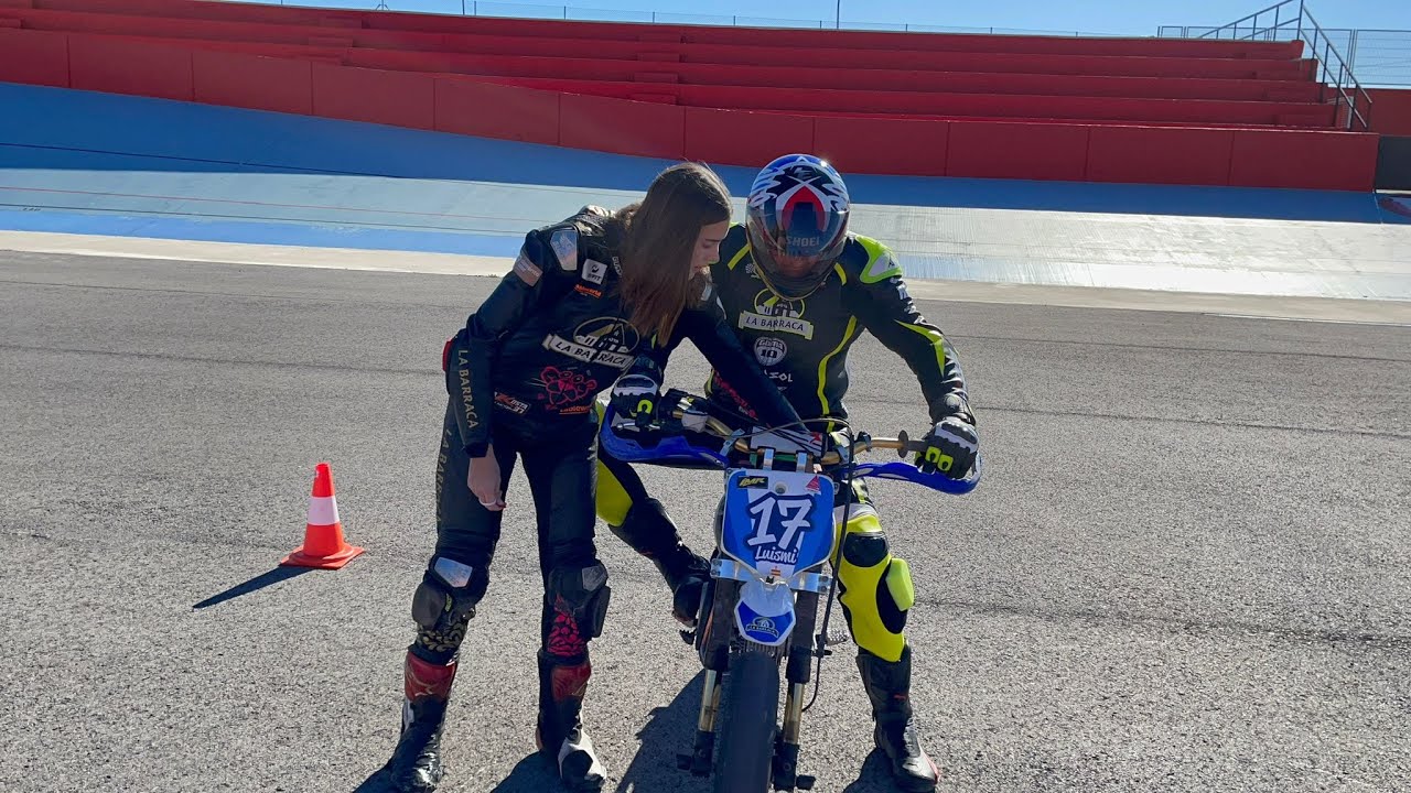 🤯 MI PADRE TOCA RODILLA EN SU PRIMER DIA EN MOTO 😳 ¿se caerá?