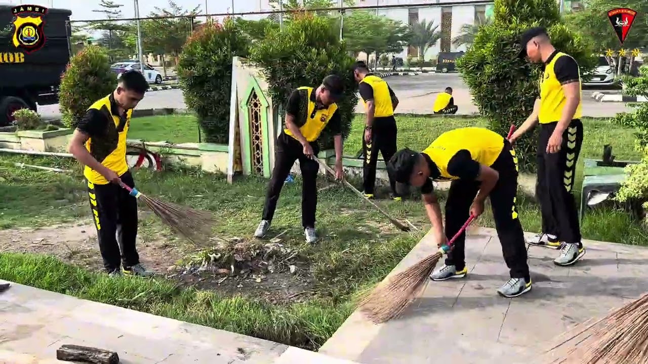 JUMAT BERSIH BATALYON C PELOPOR SATBRIMOB POLDA JAMBI GUNA MENDUKUNG PROGRAM PEMERINTAH PUSAT