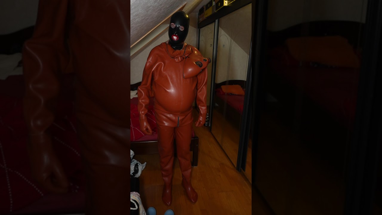 Versuch StudiogumAnzug mit Rubbersfinest Maske zu tragen - misslingt wegen Nase