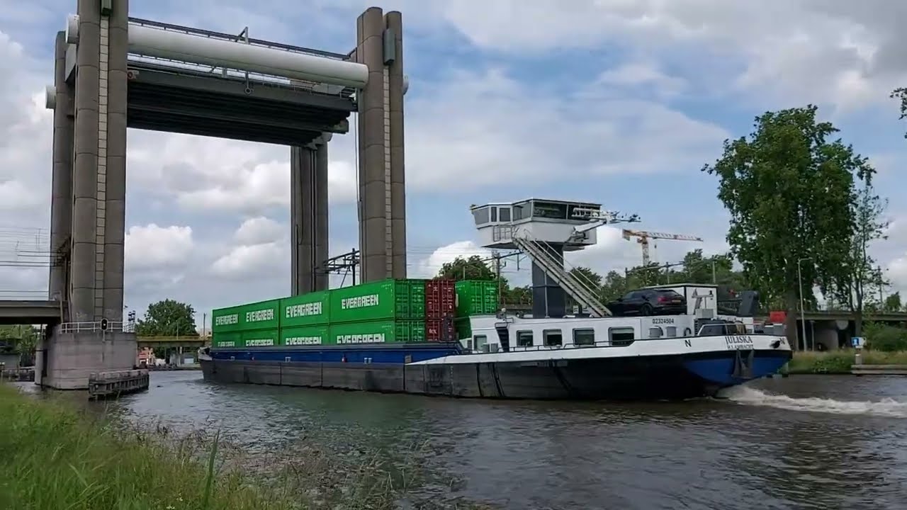 De spoorbrug over de Gouwe bij Gouda moet eerst omhoog voor Juliska verder kan varen