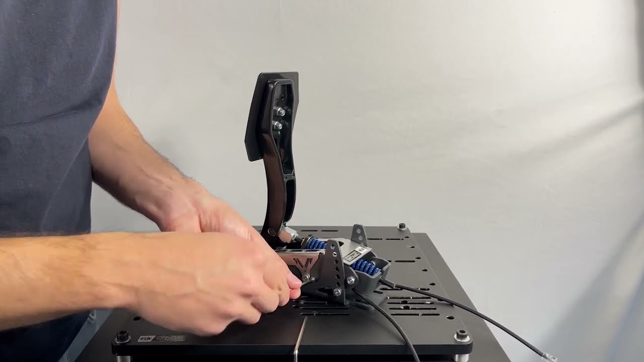 HOW TO ADD THE COVER+LED ON THE THROTTLE - VENYM PEDALS