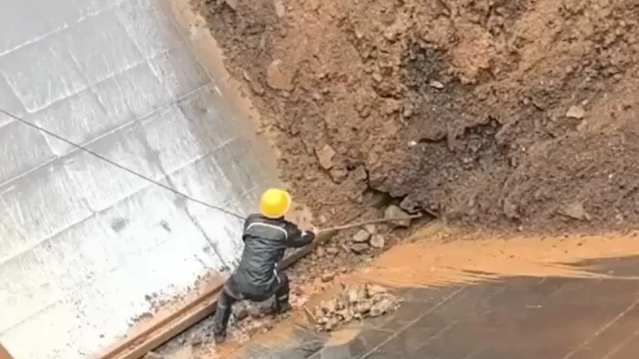 ASMR for sleep and stress relief Barge unloads 3,000 tons of mud ore #SleepAid #Unloading