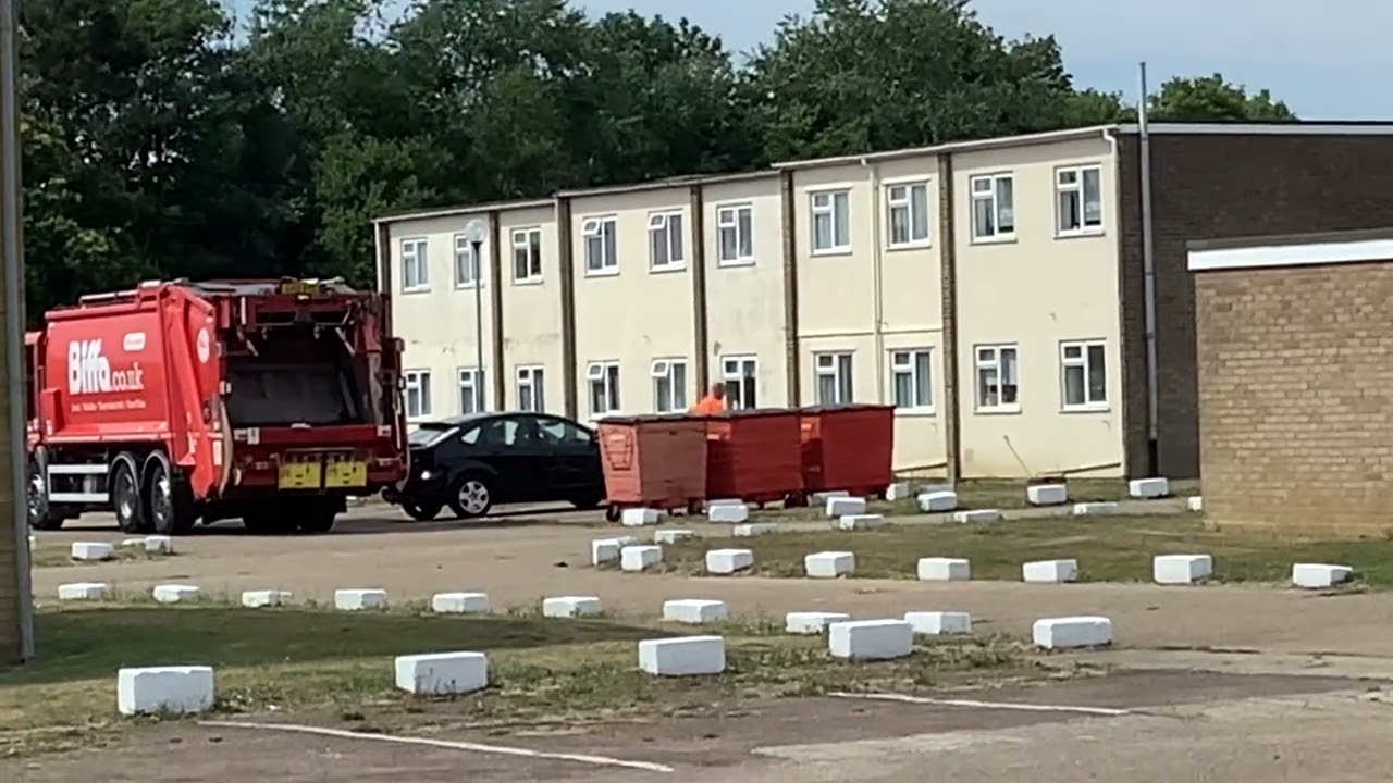 Biffa Bin lorry emptying Bins at Bermuda Holiday park Hemsby WYC part 1
