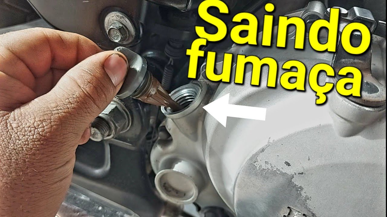 fumaça saindo pelo furo do medidor de óleo