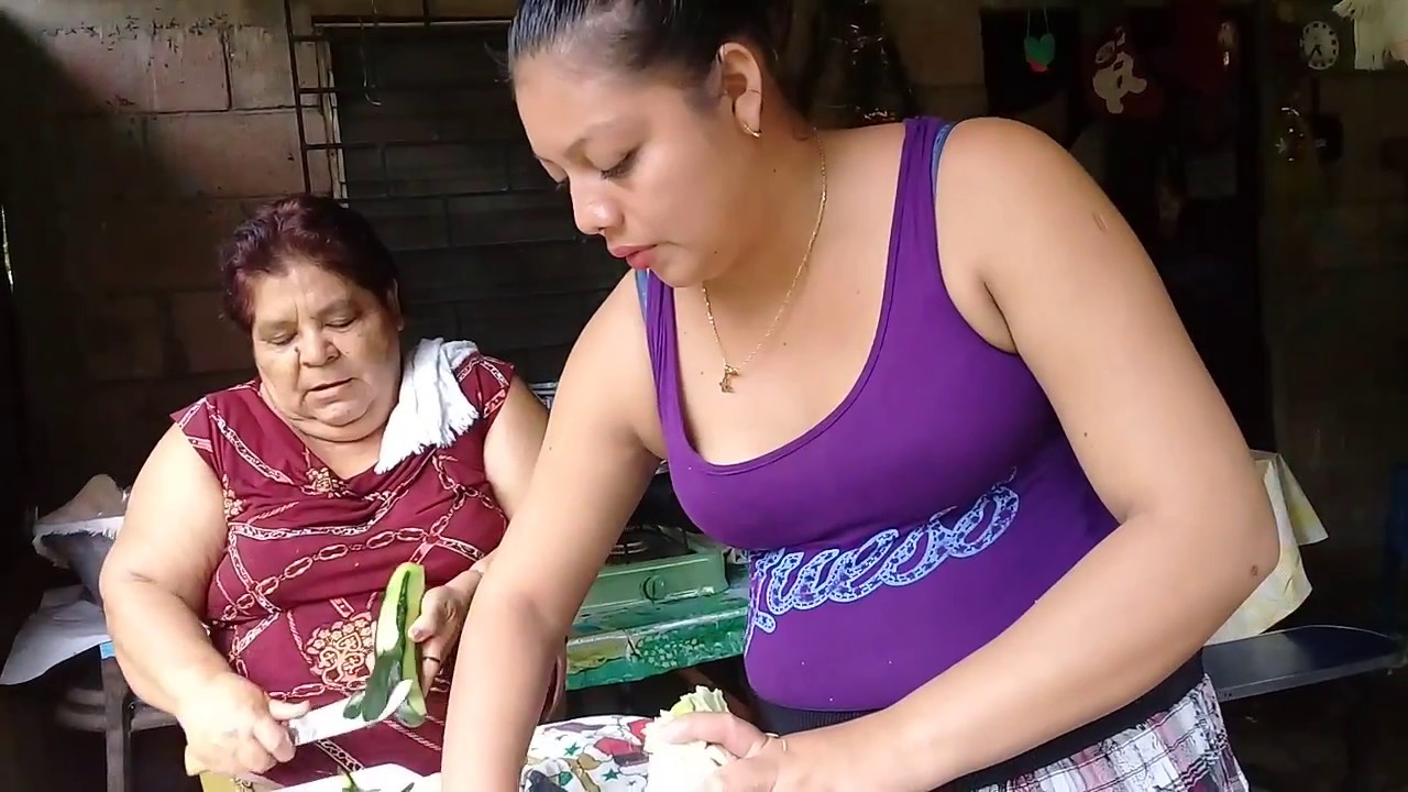 Preparando la masa para hacer unos pastelitos salvadoreños El salvador 4x4