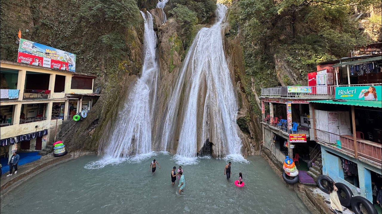 Kempty Waterfall की ताकतवर धाराएँ और Mussoorie की ठंडी वादियाँ