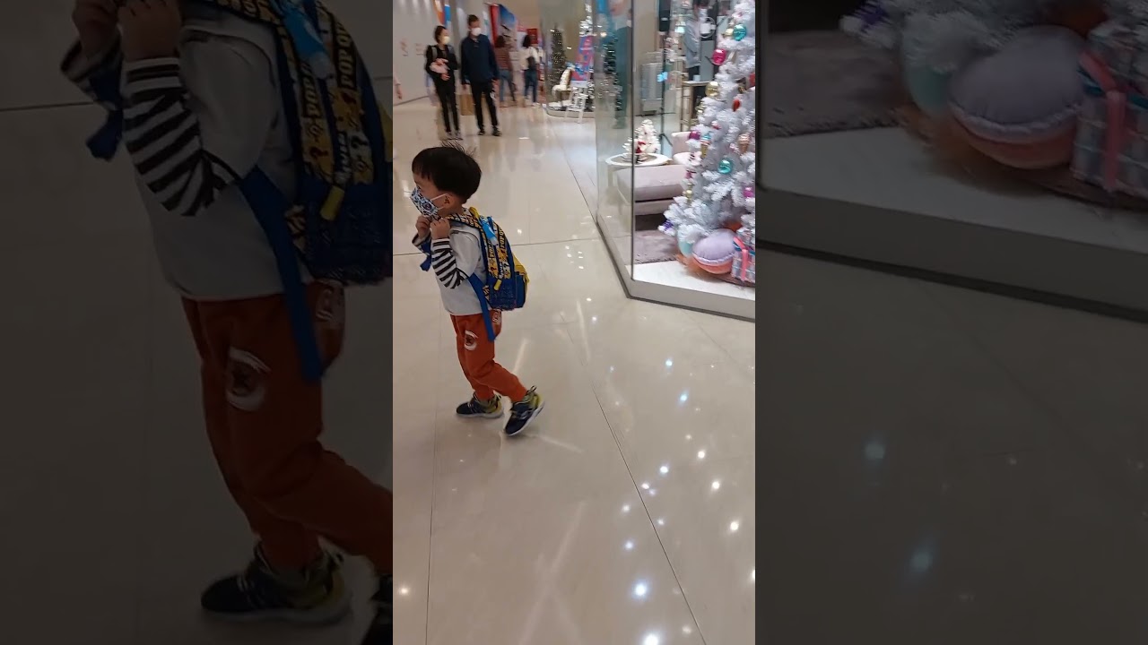 Cleaner Robot @ the Mall