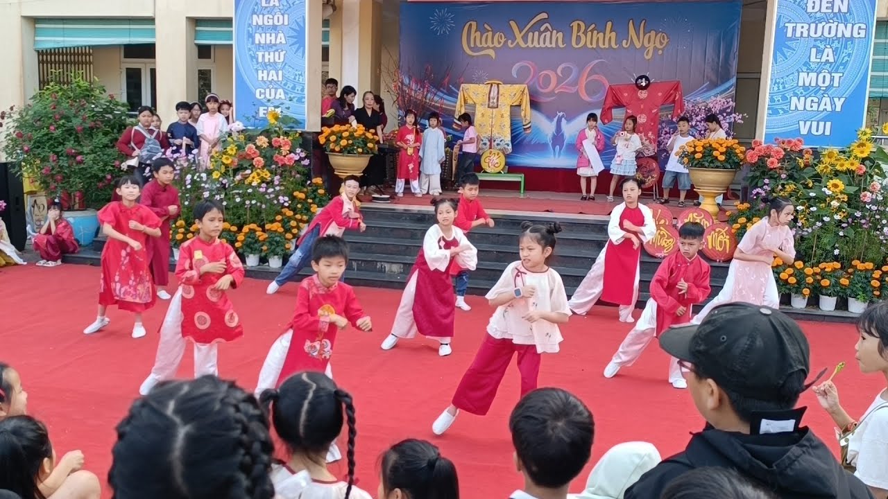 Panda biểu diễn văn nghệ mừng Tết cùng các bạn trong lớp.