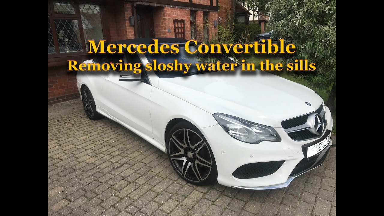 В автомобиле Mercedes A207 e250 происходит слив скопившейся воды в порогах.