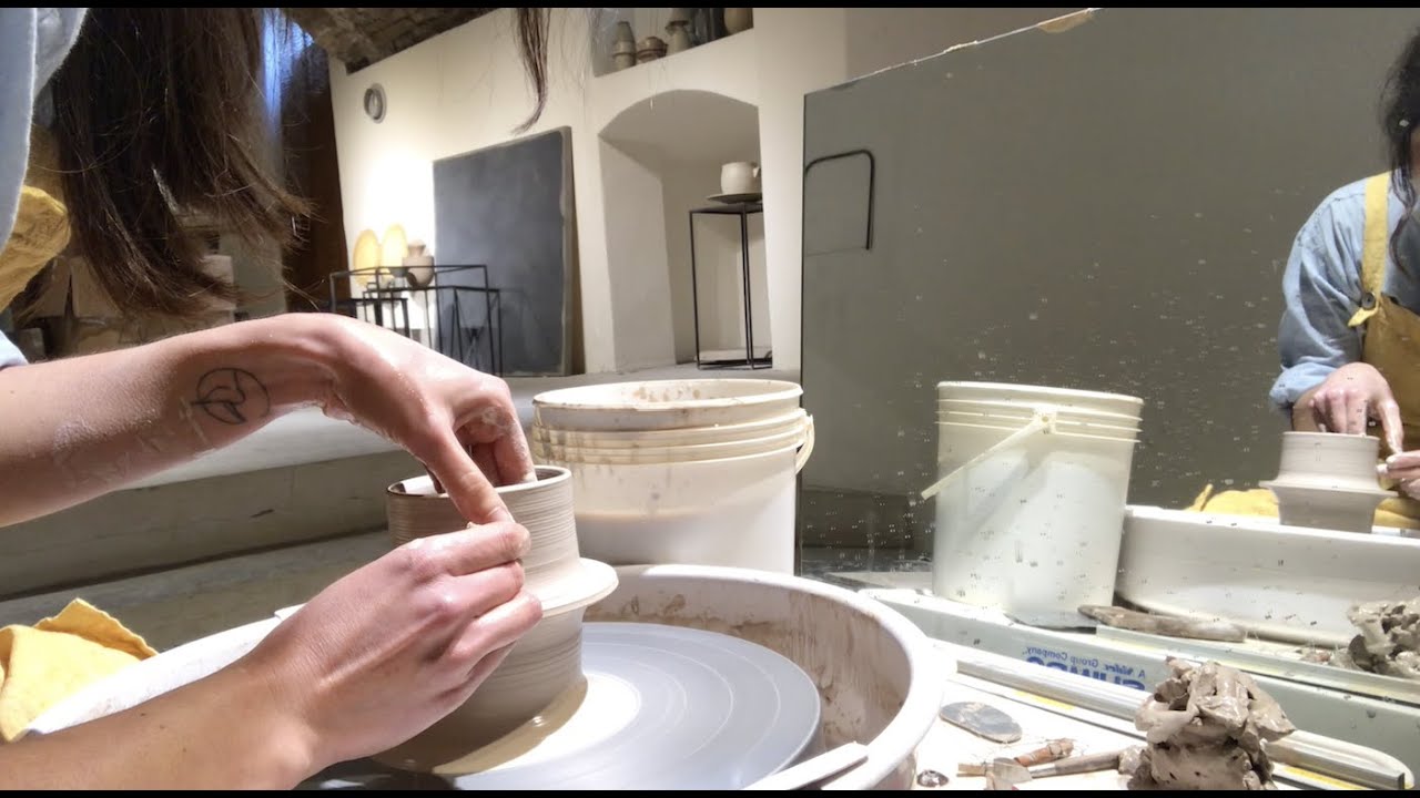 Tornitura e rifinitura al tornio di una tazza in grès.