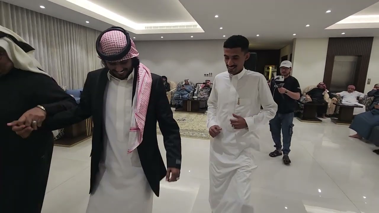 الفنان عبدالله باسنبل تحدوني وهم كانوا يحادوني ياموليه من جلسة بمنزل خميس الكثيري بالرياض🦜💚🌴
