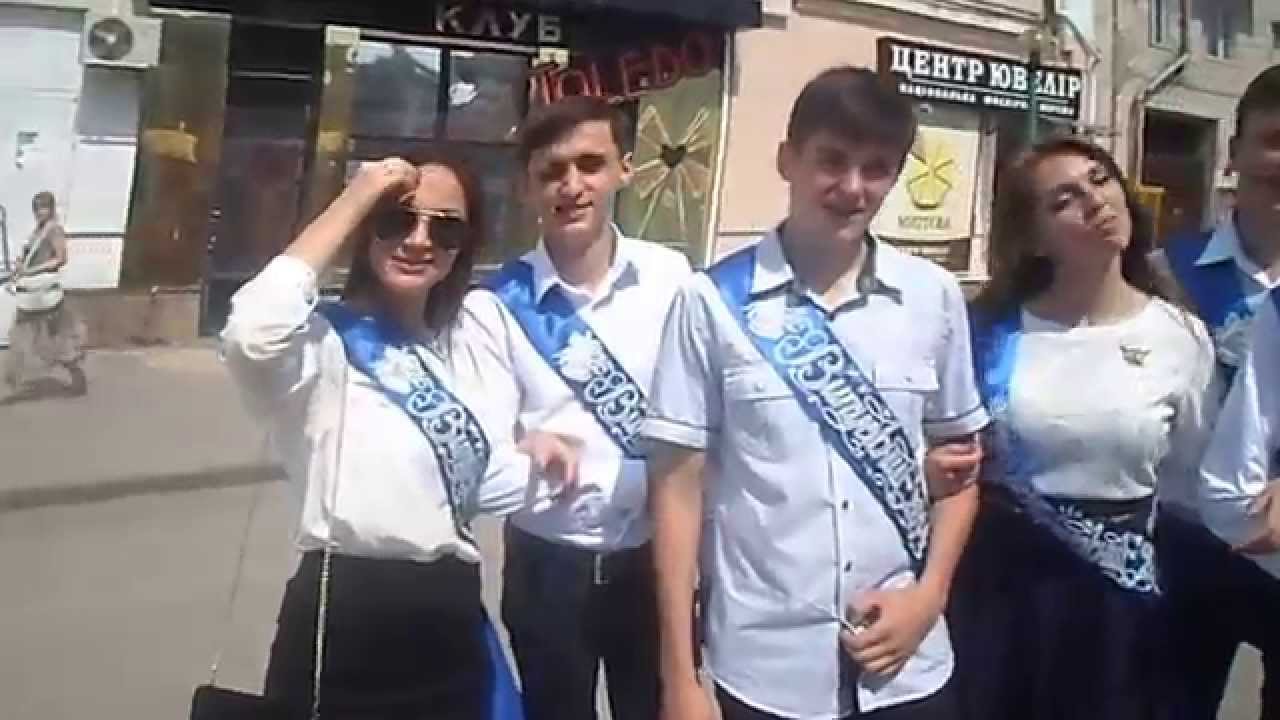 SAM 4485 UKRAINA-Sumy Prespekt Sotni-uczniowie ,zakończenie szkoły