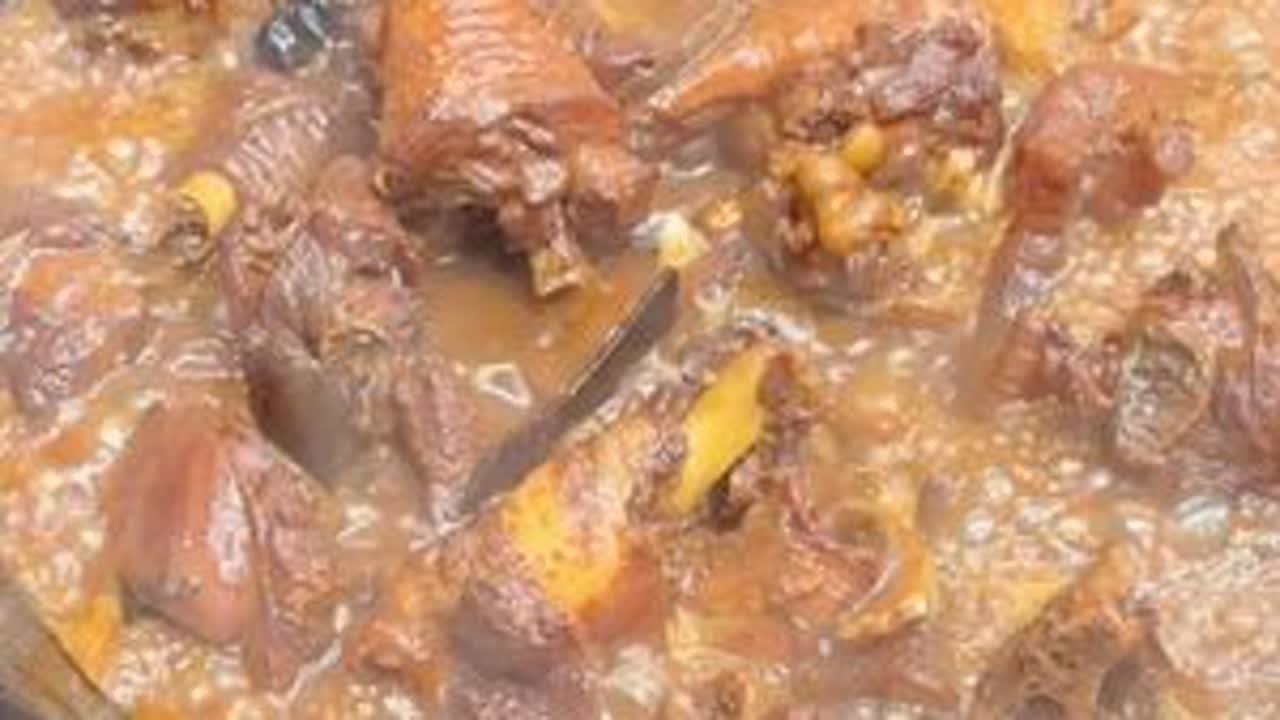 高中生放假了，杀了只大公鸡改善生活，酱放多了，炖了一锅黏糊糊、黑乎乎的“黒乌鸡”，不过，味道还是蛮好的。#陪读妈妈 #记录真实生活