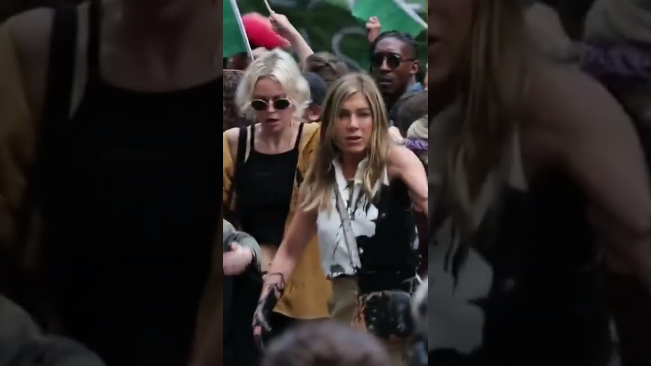 Jennifer Aniston uprostred rozv&aacute;&scaron;nen&eacute;ho davu, pri&scaron;iel &scaron;plech a... sl&aacute;vnu herečku obliali ropou?!