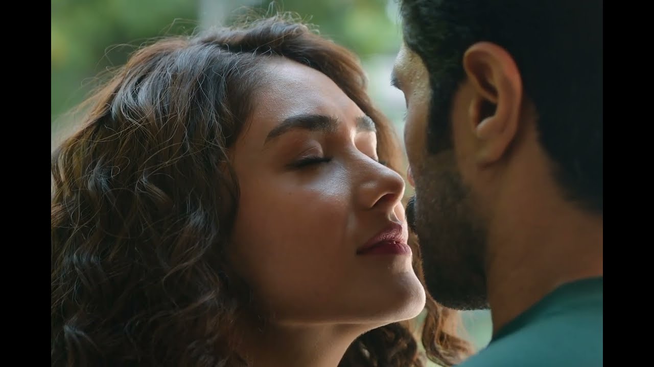Mrunal thakur unexpected sudden kissing scene😘💋
