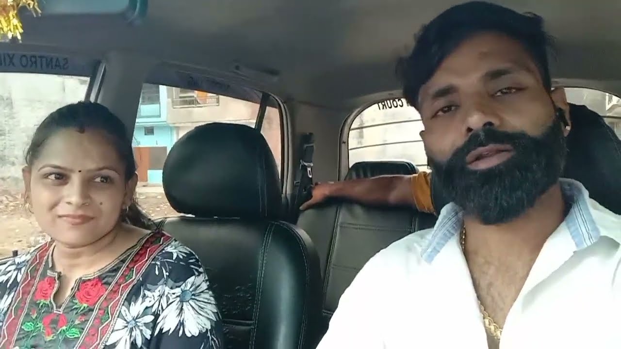 कार सिखते वक्त भीड़ देखकर मैडम के हाथ-पैर फूल गए