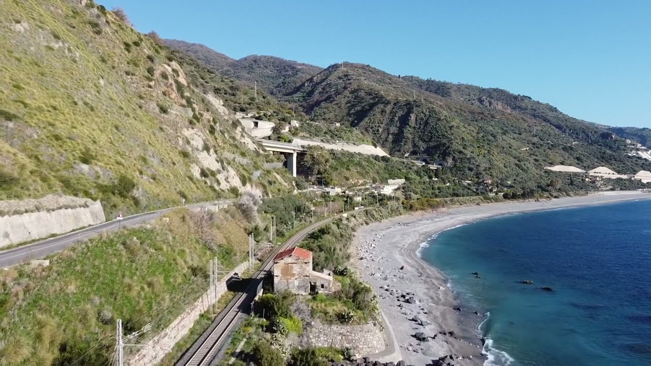 Volando sopra Capo Ali', tra Ali' Terme e Scaletta Zanclea.