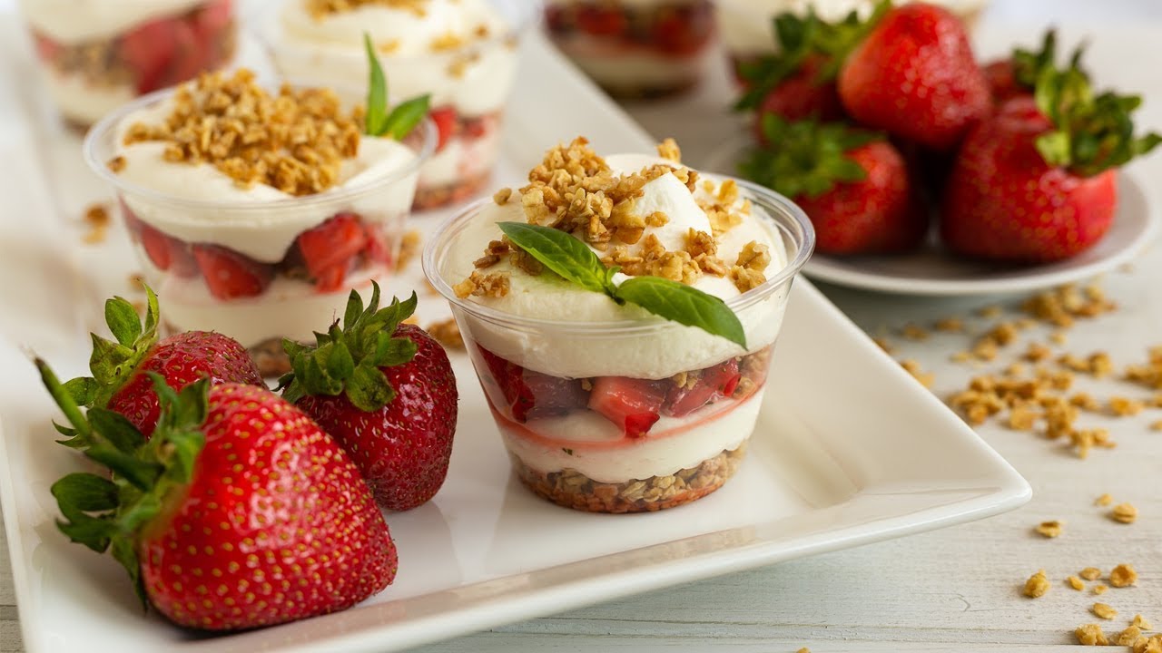 BOOZY VENEZUELAN STRAWBERRY PARFAIT │Mi Terruño Food
