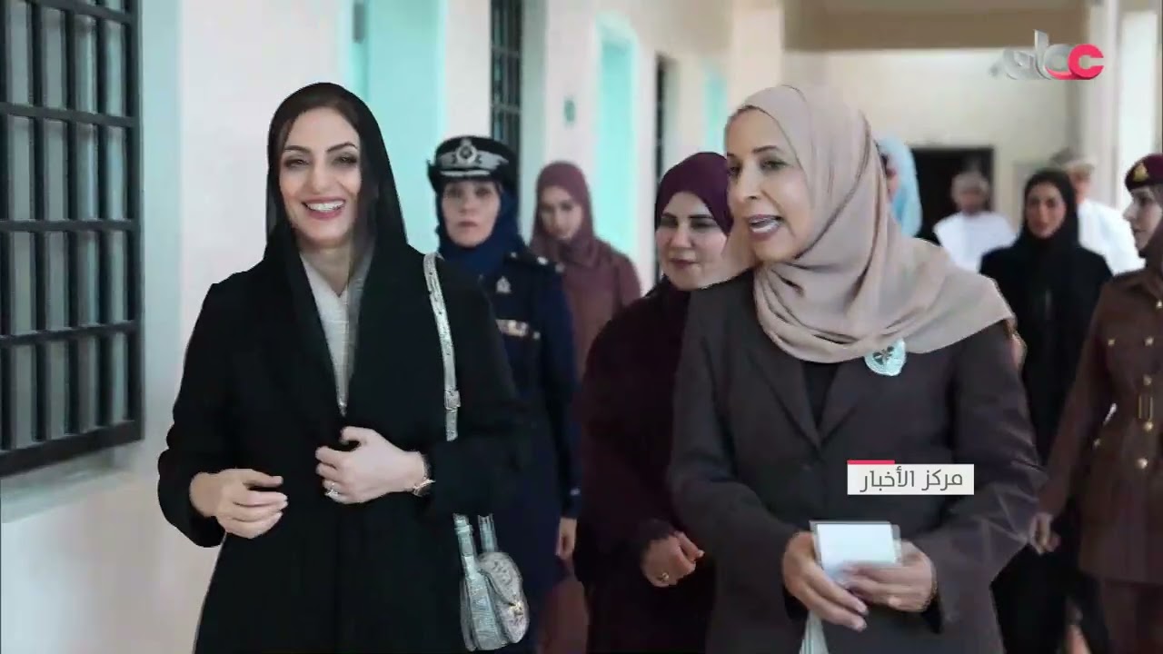 السيدة الجليلة تقوم بزيارة كريمة إلى مدرسة جوهرة مسقط بولاية السيب.
