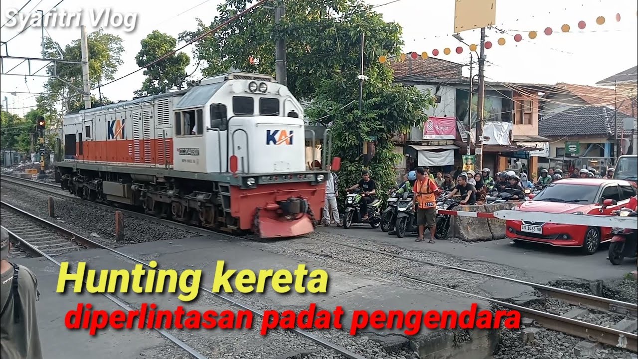 Seru banget hunting kereta sore hari