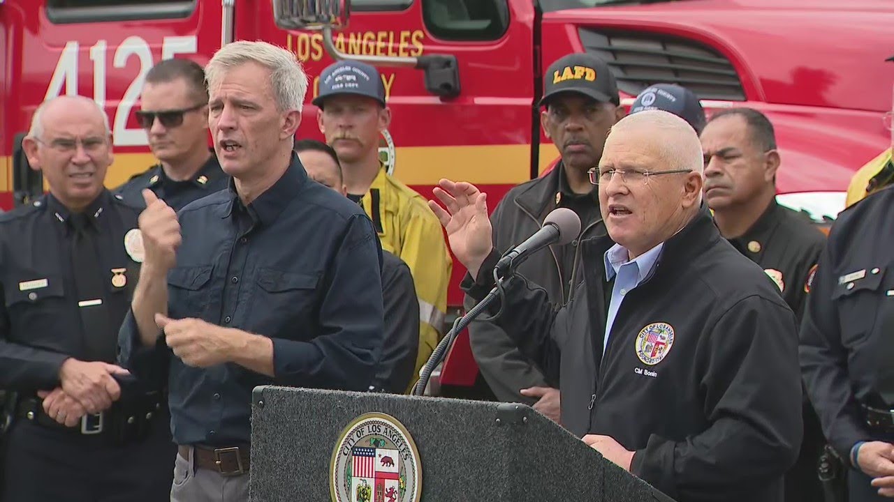 Crowd boos, calls for recall of councilmember Mike Bonin amid fire press conference