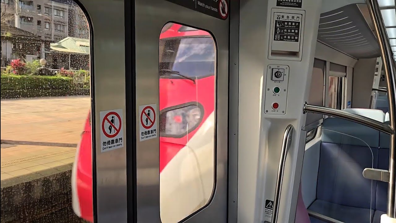4152次楊梅發車開往福隆的銀綠色微笑號EMU900型十輛一編組EMU912區間車，和401次台東發車開往樹林東部超優質半直達TEMU2000型八輛二編組TEMU2004+TEMU2003普悠瑪自強號