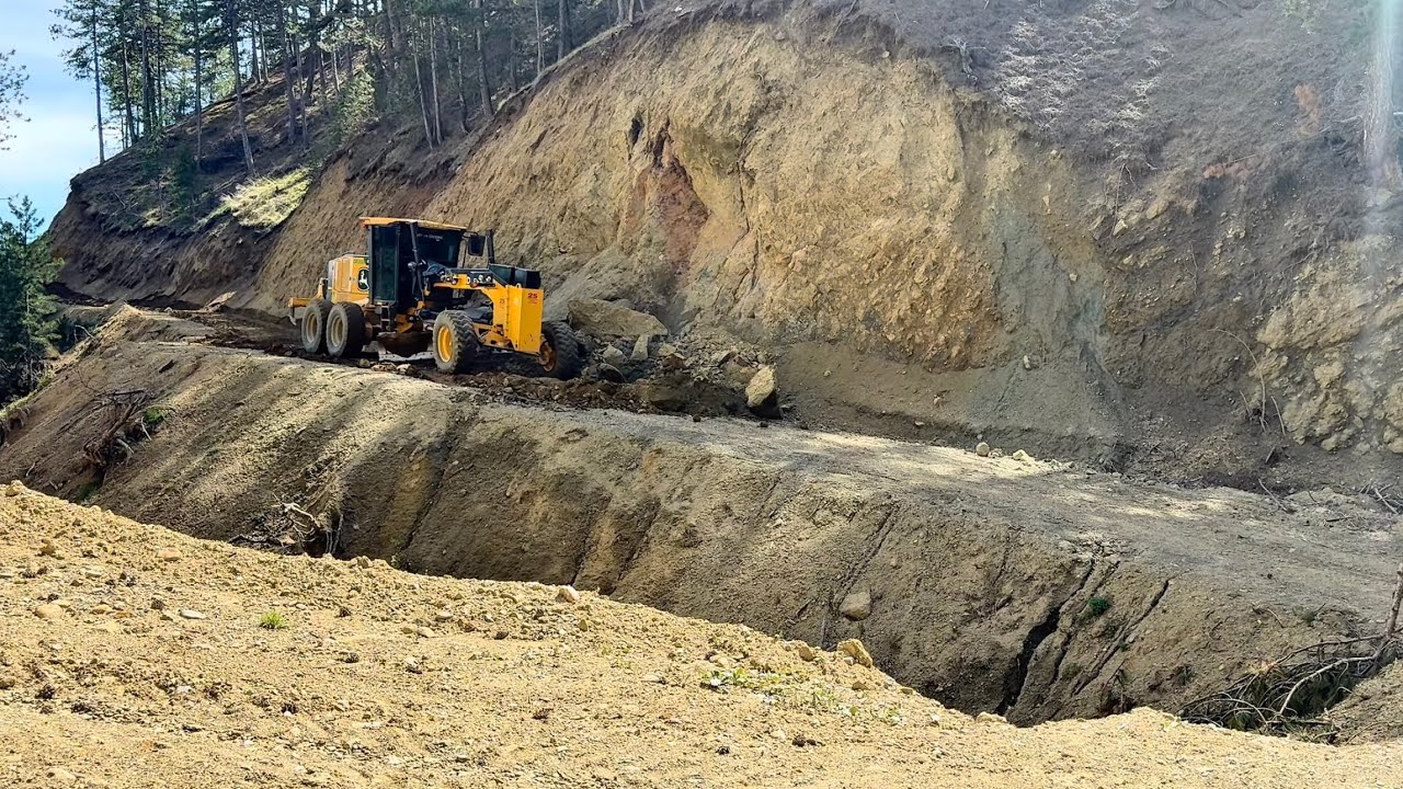 Как грейдер Deere 670 справляется со склонами в горах #johndeere #грейдер #автогрейдер