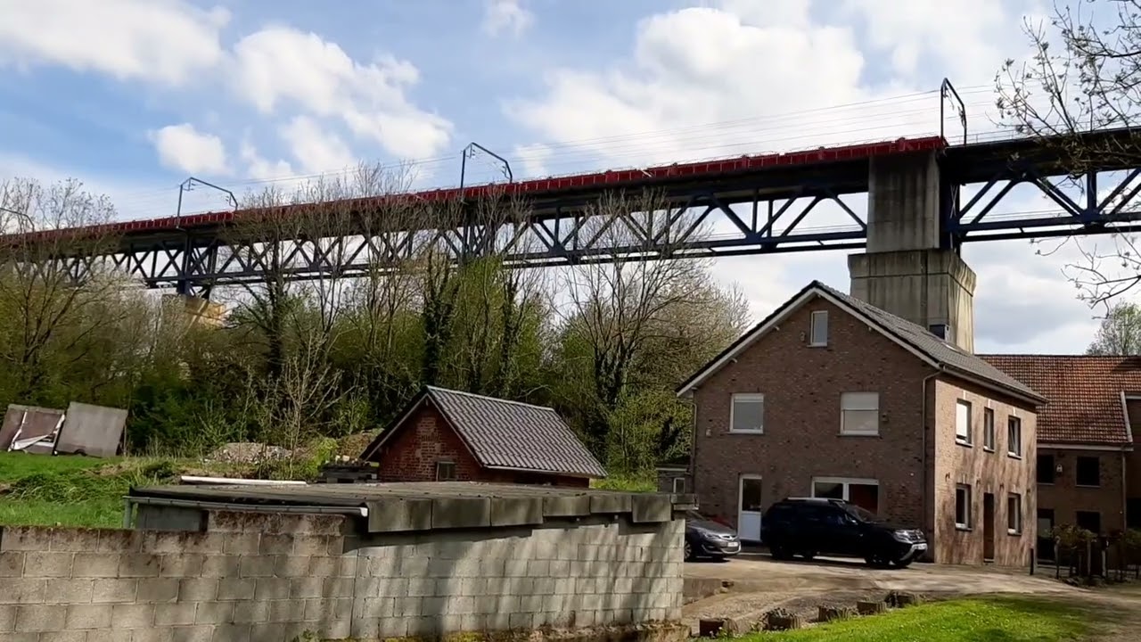 Viaduct van Moresnet. Reger Zugverkehr &uuml;ber die Br&uuml;cke.