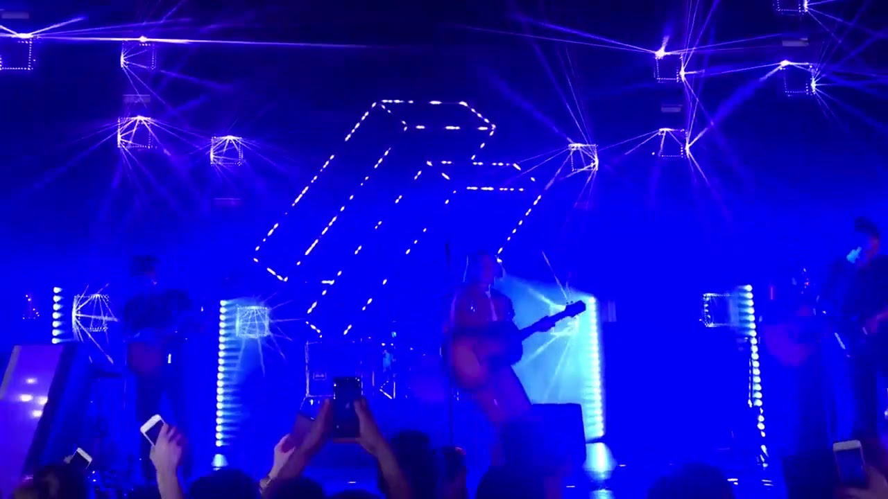 La chanteuse du groupe Hyphen Hyphen ivre lors d&rsquo;un concert