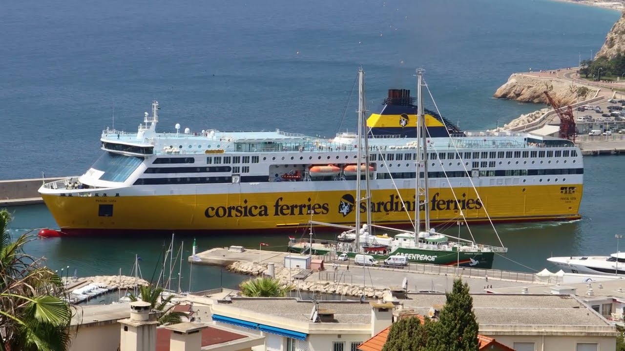 Superyacht and ferry nearly collide - 4K