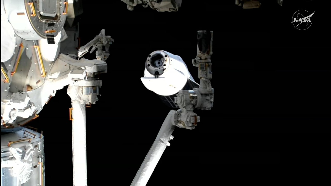 Космический корабль SpaceX, выполнявший 33-ю коммерческую миссию НАСА по снабжению, отстыковался ...