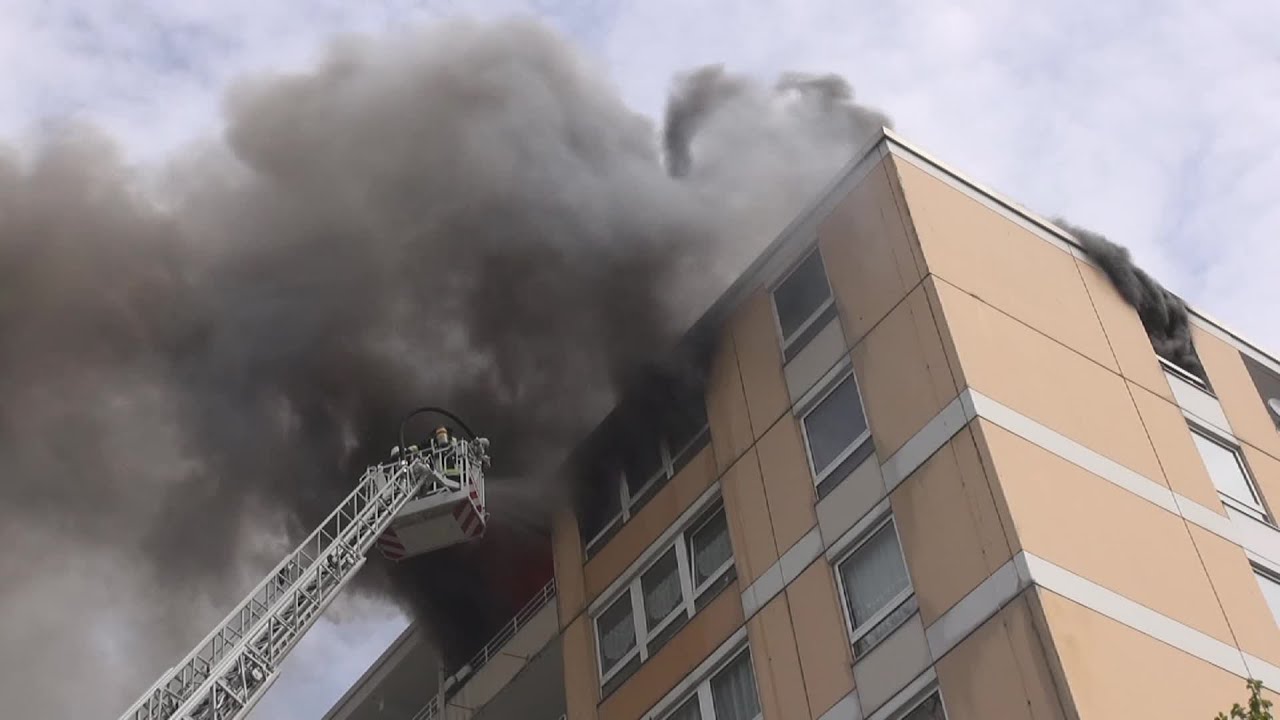 [HOCHHAUSBRAND] - WOHNUNG IM VOLLBRAND IM 7. OG - DURCHZÜNDUNG - GROSSEINSATZ - EINSATZFAHRTEN