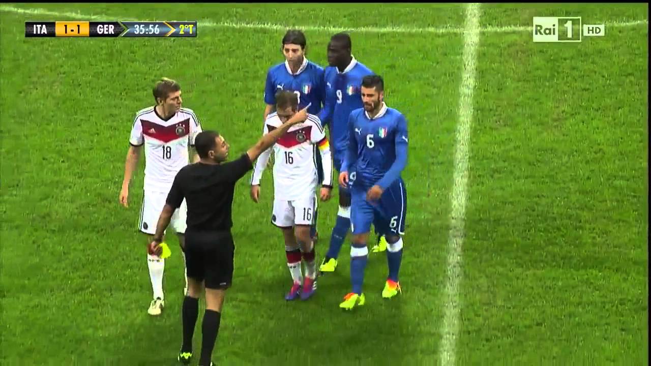 Thiago Motta schl&auml;gt Toni Kroos   Motta beats Kroos Italia vs  Germany 1 1   15 11 13