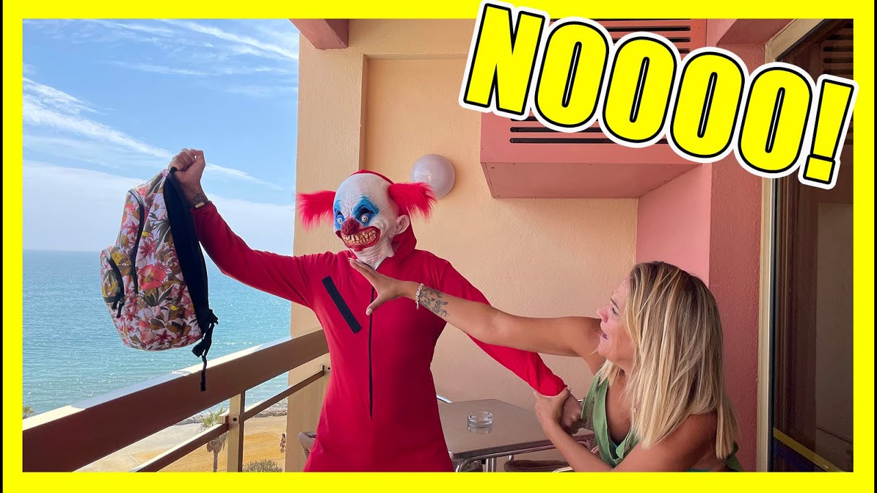 EL PAYASO Tira NUESTRAS MALETAS Por La VENTANA Del HOTEL 🤡 Hi Family Team