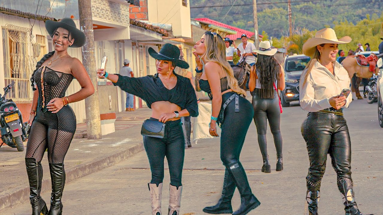 Incredible Women Riding Horses in Colombia 😍 The most Sexy Cowgirls are Here 🐴