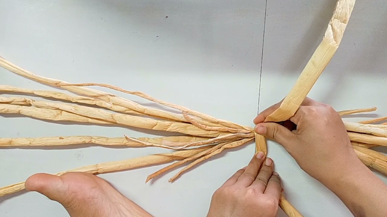 Cách đan thảm tròn xương cá bằng lục bình b1