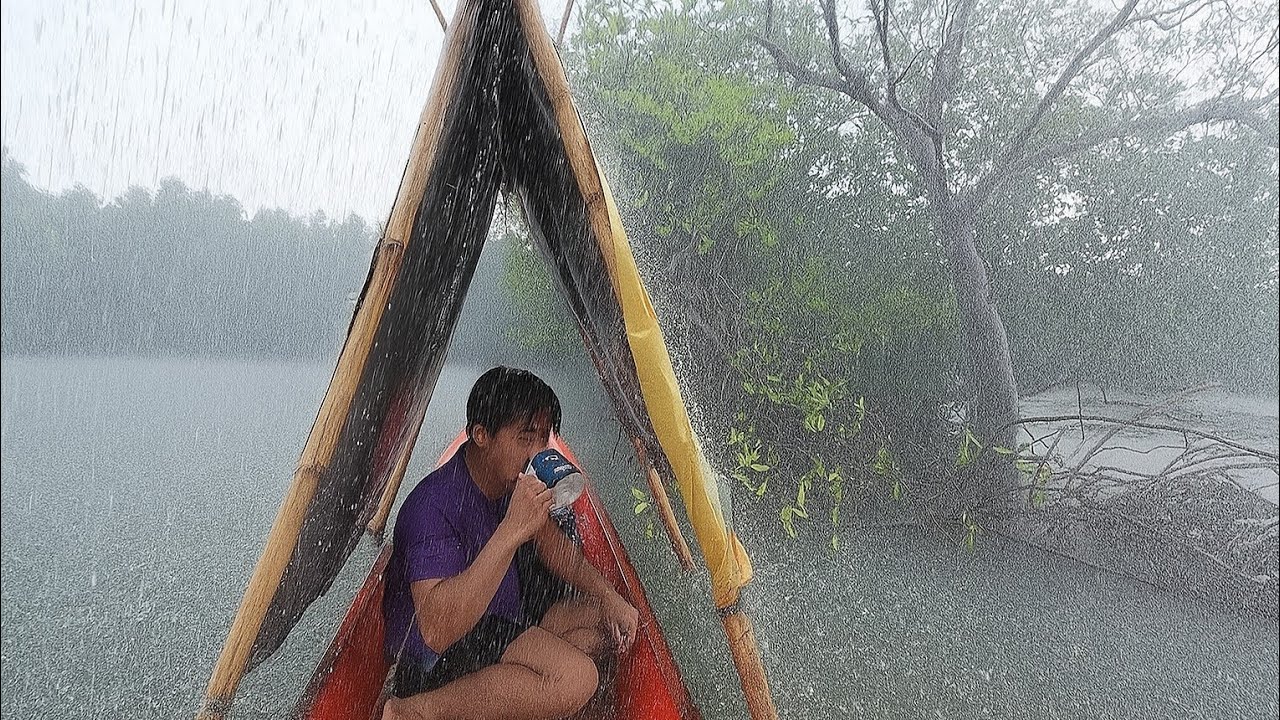 CAMPING IN THE RAIN: BUILDING A COZY TARP SHELTER ON THE RIVER AND SLEEPING IN MY BOAT