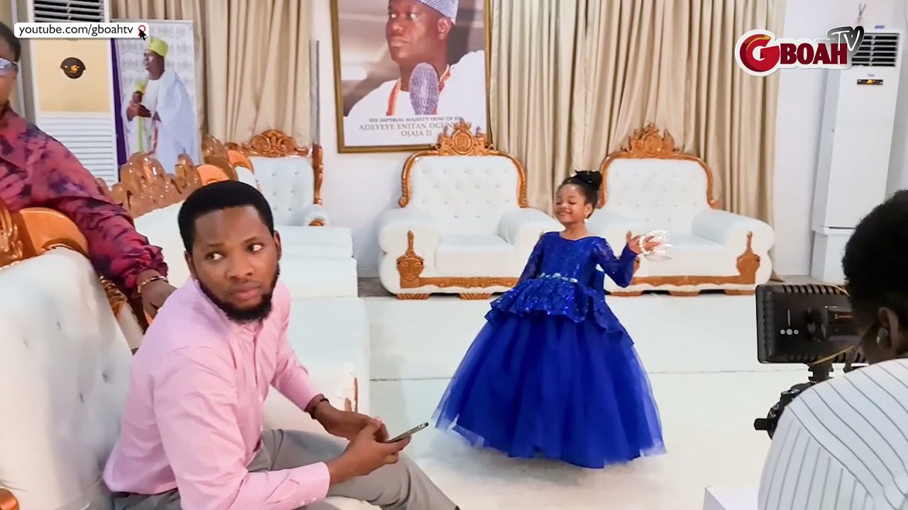 Ooni Of Ife's Lookalike Daughter Flew From Uk To Surprise Ooni's Wife On Her Birthday,Gigantic Cake.