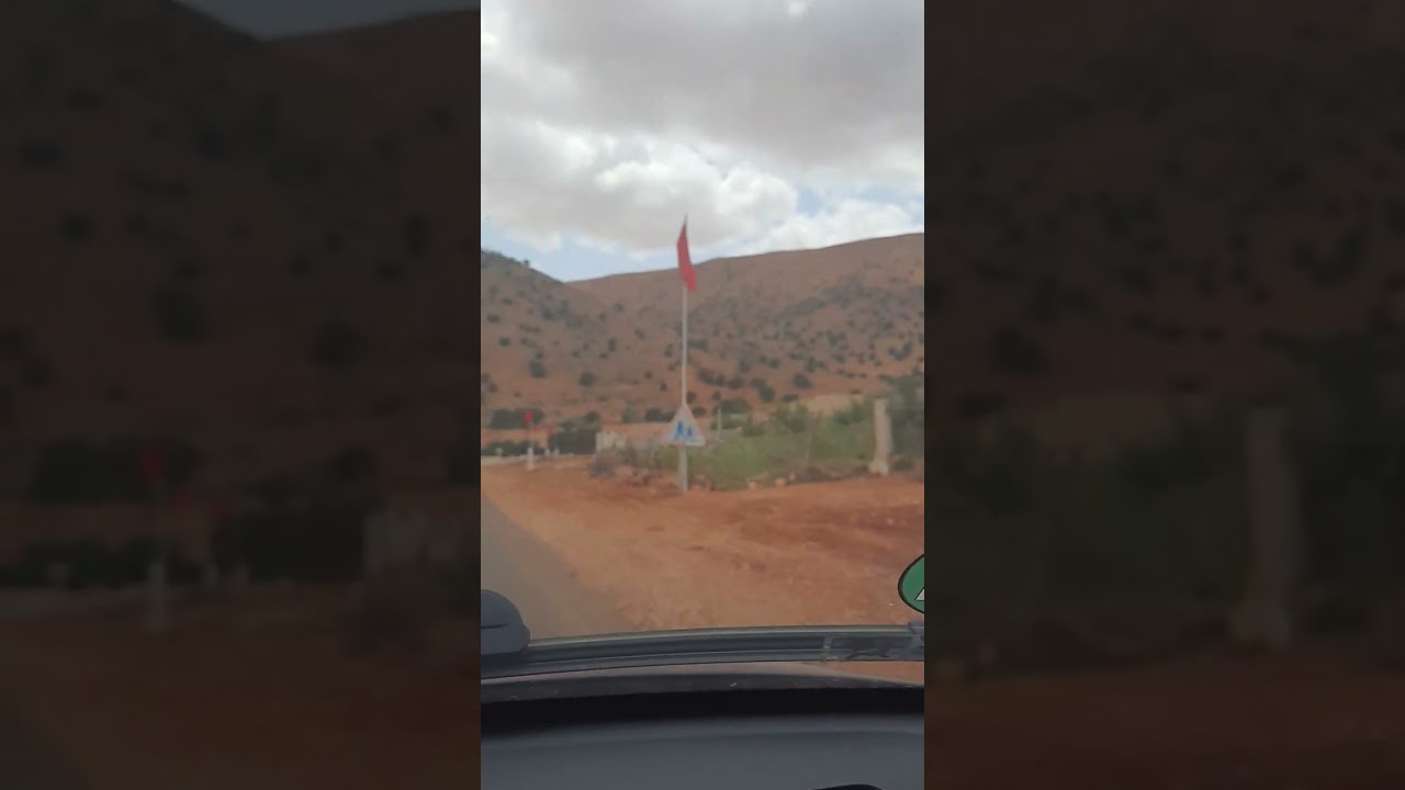 منظر  من مناظر ايت رخا(من هنا الى تزنيت بعد الخروج  من الاثنين )طريق خطير ولكن الجمال ينسي ذالك.