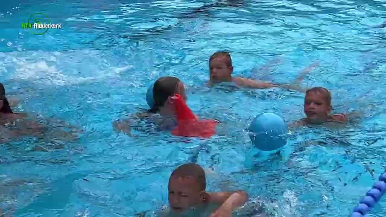 Het pionenbalwateroverbrengspel bij  de Jeugdwielertour 3x2 in zwembad de Louwert in HI Ambacht