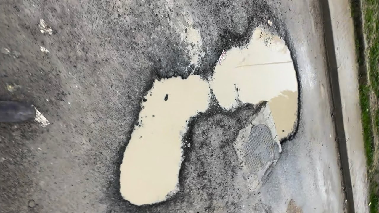 شاب مواطن مغربي، بعد غياب ناس الاختصاص، يقوم بدور مسؤولين في المجلس البلدي لمدينة القصر الكبير