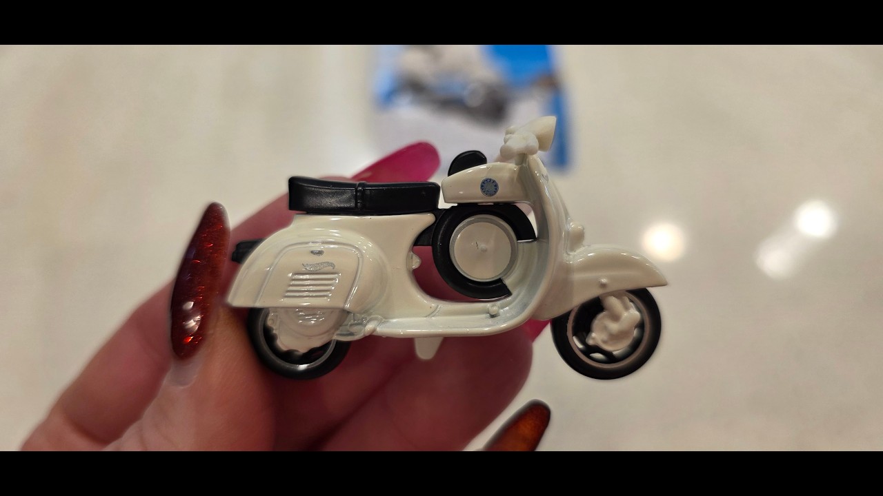 Распаковка и демонстрация модели Hot Wheels 1966 Vespa 90 SS Super Sprint!