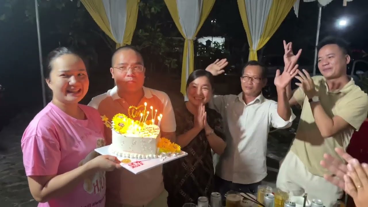 CẢ NHÀ SUM HỌP NGÀY TRƯỚC GIỔ ÔNG NỘI - Chị mai xúc động khi anh em bí mật tổ chức kỷ niệm ngày cưới