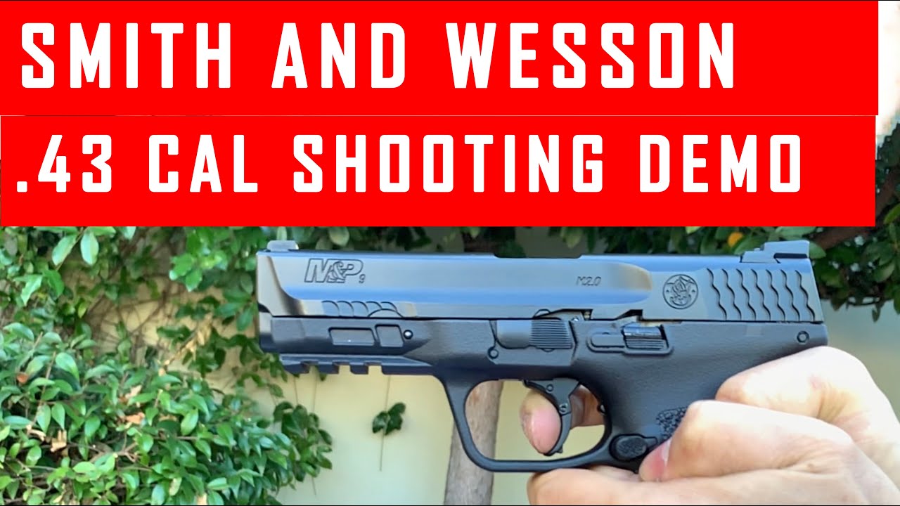 Демонстрация стрельбы из пейнтбольного пистолета Smith and Wesson M&P